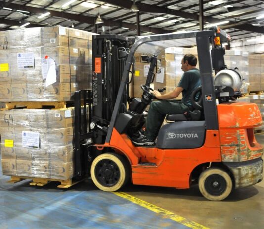 Benefits of Forklifts in Warehouses