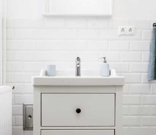 How to Clean Bathroom Tiles